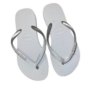 •HAVAIANAS•SILVER & GRAY RAINBOW SPARKLE STRAPS FLIP-FLOPS. SIZE 4